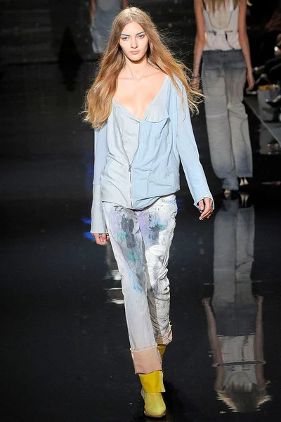 Look 16